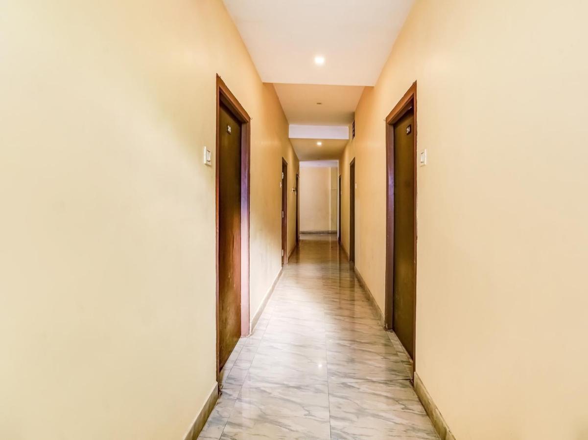 Oyo 84039 Tirumala Grand Rajahmundry Ngoại thất bức ảnh