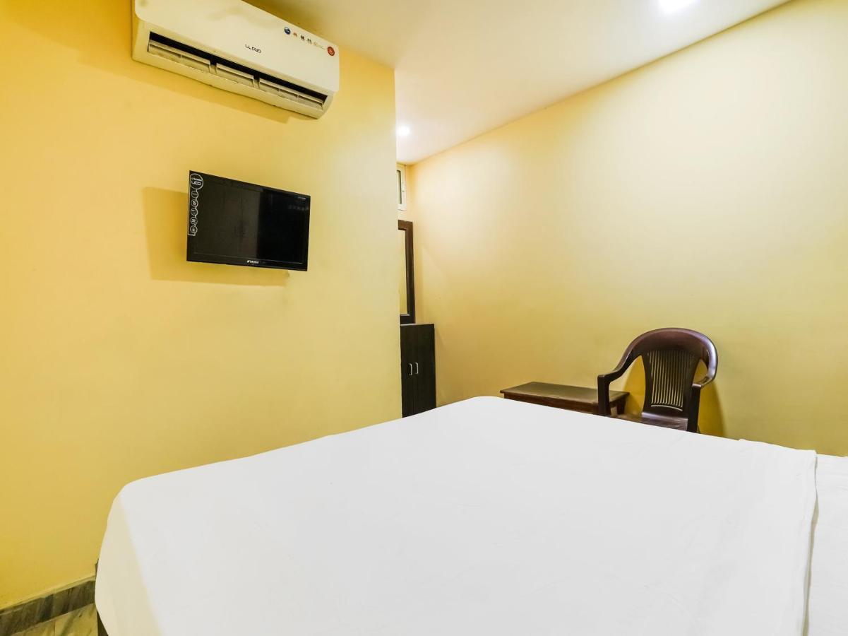 Oyo 84039 Tirumala Grand Rajahmundry Ngoại thất bức ảnh