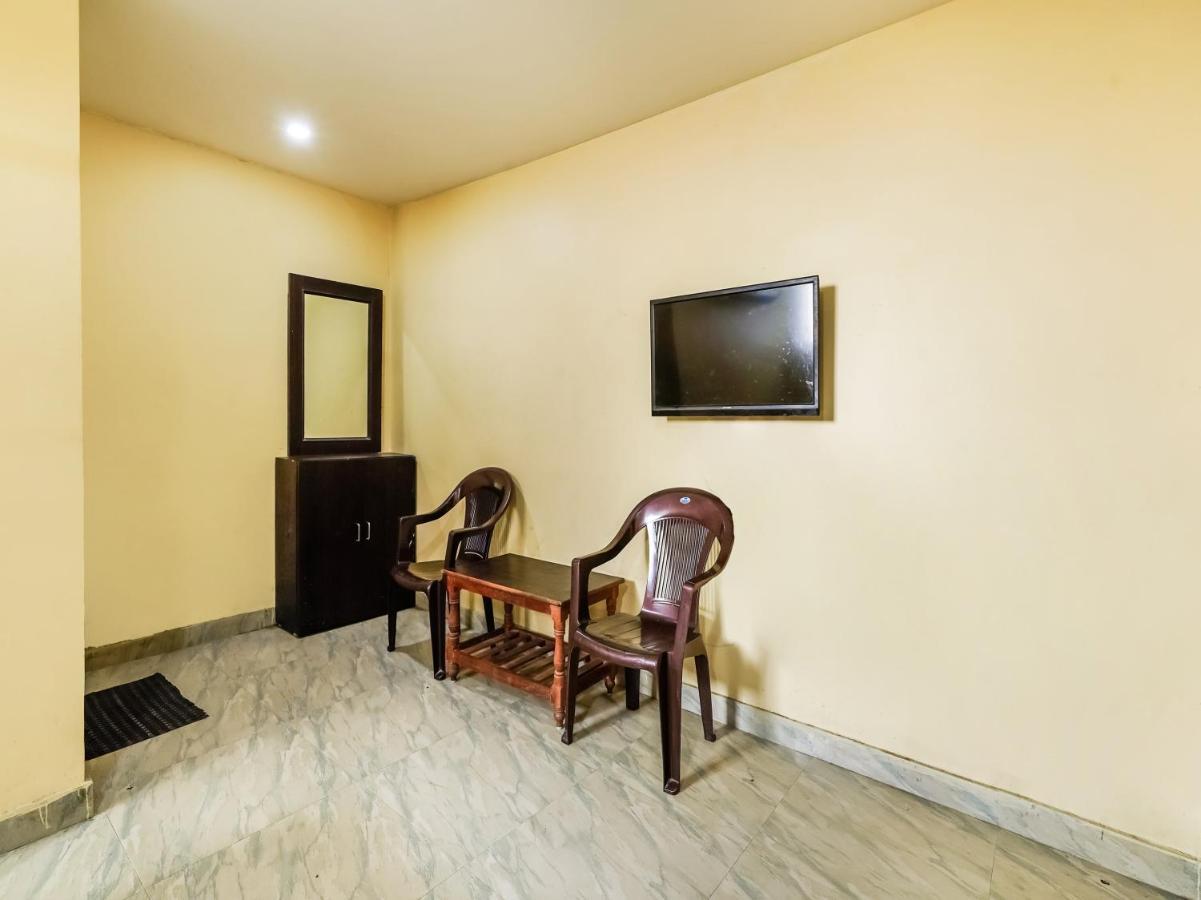 Oyo 84039 Tirumala Grand Rajahmundry Ngoại thất bức ảnh