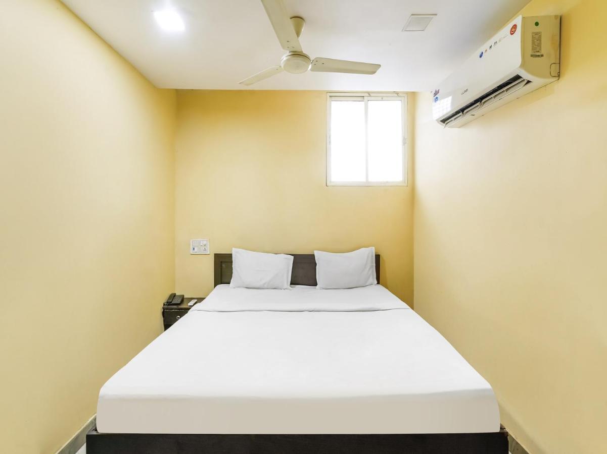 Oyo 84039 Tirumala Grand Rajahmundry Ngoại thất bức ảnh