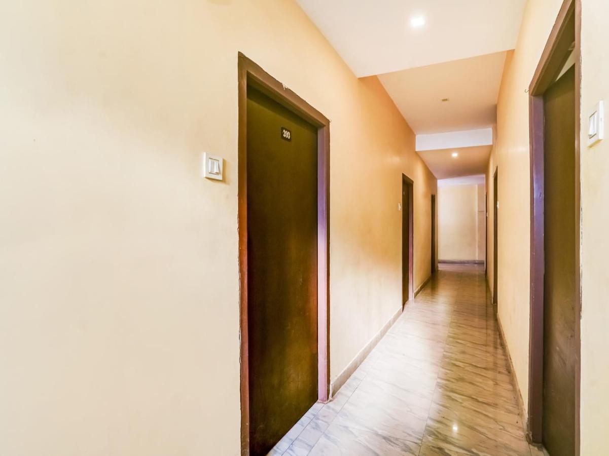 Oyo 84039 Tirumala Grand Rajahmundry Ngoại thất bức ảnh