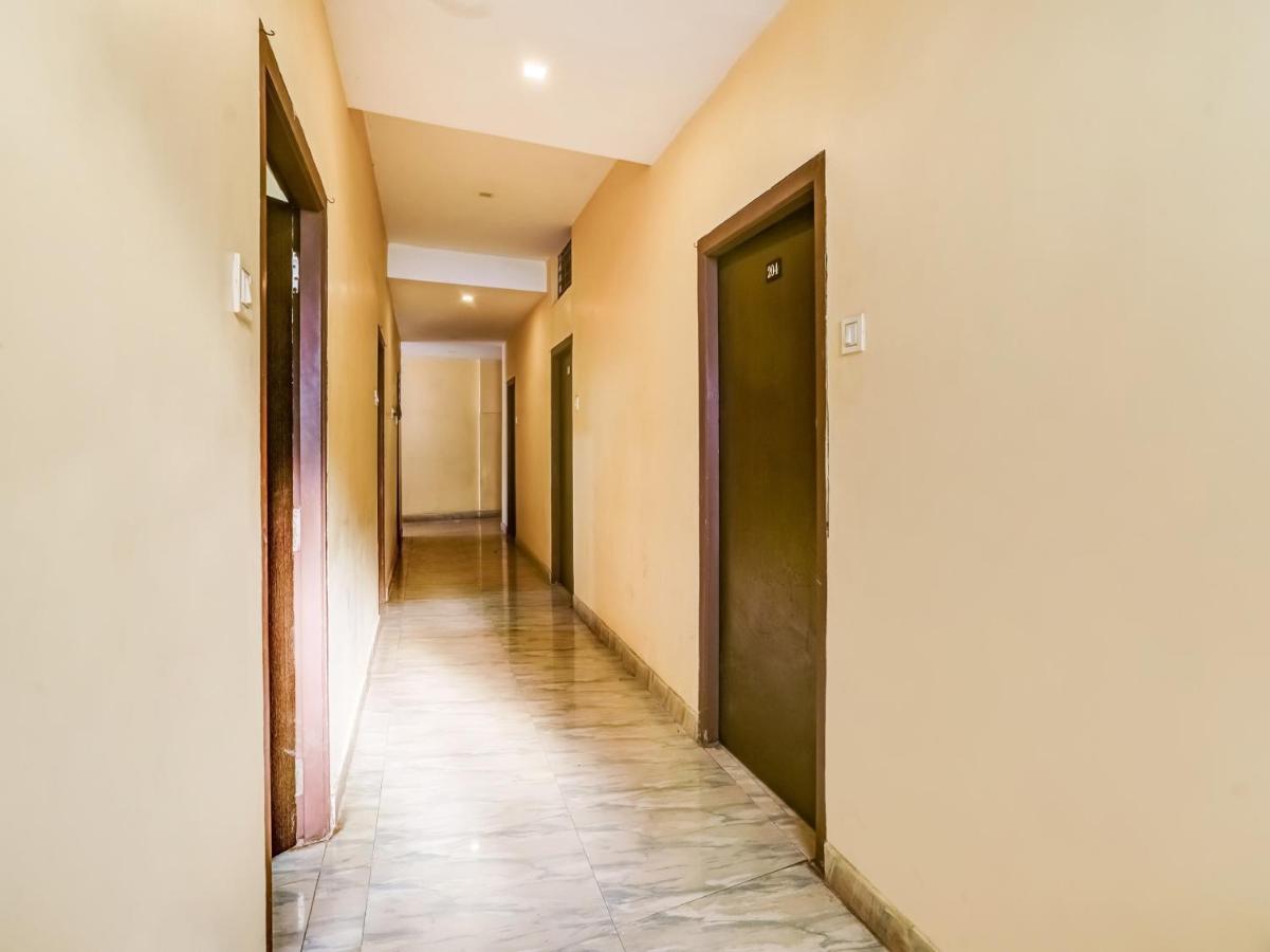 Oyo 84039 Tirumala Grand Rajahmundry Ngoại thất bức ảnh